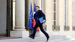 Emmanuel Macron demande aux entreprises de ne pas se précipiter.