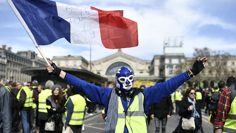 Rassemblement de gilets jaunes devant la gare de l'Est à Paris, le 30 mars 2019