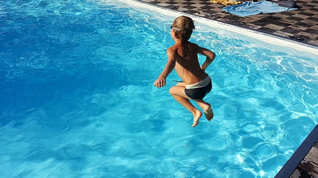 Enfant qui plonge dans une piscine (illustration)