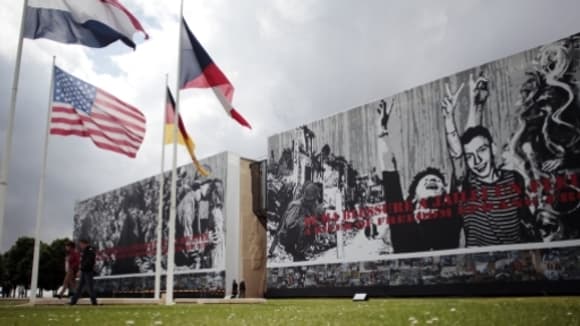 Le Mémorial de Caen accueille durant deux jours le Forum de la liberté et de la solidairté autour des relations transatlantiques. Le Mémorial de Caen accueille durant deux jours le Forum de la liberté et de la solidairté autour des relations transatlantiques.