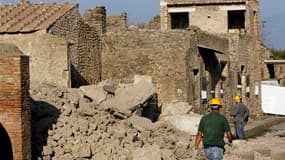 La célèbre Maison des gladiateurs située sur l'artère principale du site archéologique de Pompéi, près de Naples, s'est effondrée samedi à l'aube. /Photo prise le 6 novembre 2010/REUTERS/Ciro De Luca