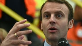 Le ministre de l'Economie, Emmanbuel Macron, lors d'une visite de l'entreprise d'insertion Idem, à Fragnes (Saône-et-Loire), le 2 mai 2016