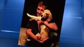 Max Guazzini avec Holy, sa femelle beagle, retrouvée samedi soir après quinze jours de recherches dans les Landes.  
