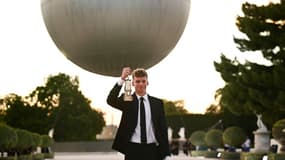 Léon Marchand avec la lanterne contenant la flamme olympique, cérémonie d'ouverture des JO de Paris 2024, 11 août 2024
