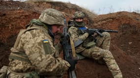 Deux soldats ukrainiens dans une tranchée à l'est du pays, ce 23 février 2024