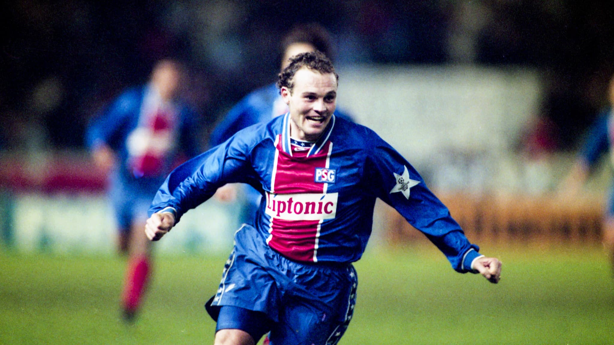 Vincent Guérin célèbre son but lors de PSG-Barça (2-1, Ligue des champions), le 15 mars 1995