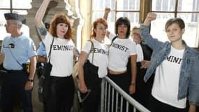 Quatre militantes féministes arrivent au tribunal correctionnel de Paris pour y comparaître pour "exhibition sexuelle" lors de deux actions menées la poitrine dénudée, le 31 mai 2017