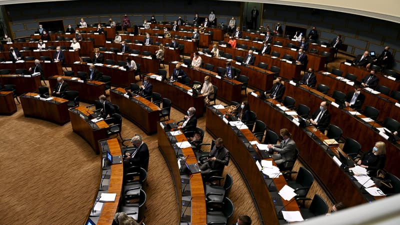 Des députés du parlement finlandais assistent à une session plénière au parlement à Helsinki, Finlande, le 18 mai 2021.