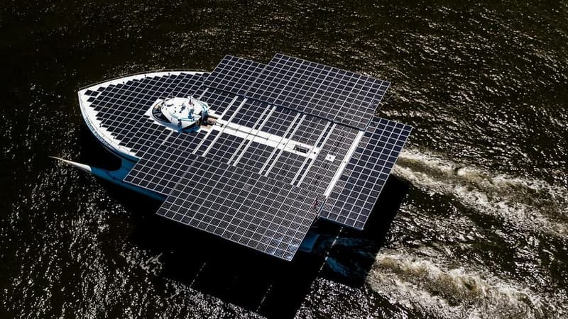 512 m2 de cellules photovoltaiques pour le plus grand bateau solaire au monde: Planet Solar fait escale à Paris.