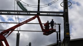 Des techniciens de RTE effectuent des travaux de maintenance sur l'interconnexion entre la France et l'Espagne.