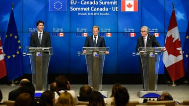 Le Premier ministre canadien, Justin Trudeau, aux côtés de Donald Tusk et Jean-Claude Juncker, respectivement Président du Conseil européen et Président de la Commission européenne. (image d'illustration)