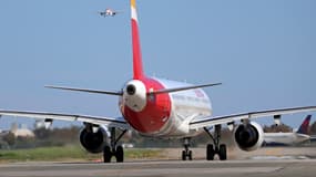 Un avion Iberia à l'aéroport de Barcelone, le 8 octobre 2024 
