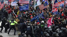 Des partisans de Donald Trump lors d'affrontements avec les forces de l'ordre devant la Capitole à Washington D.C le 6 janvier 2021