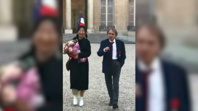 Michel Houellebecq et son épouse à l'Elysée.