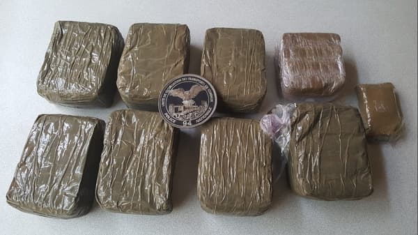 3,8 kilos de résine de cannabis ont été saisie lors de cette interpellation. 3,8 kilos de résine de cannabis ont été saisie lors de cette interpellation.