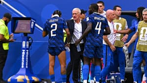 Malo Gusto et Dayot Upamecano en discussion avec Didier Deschamps lors de la petite finale de Coupe du monde, 18 juillet 2026