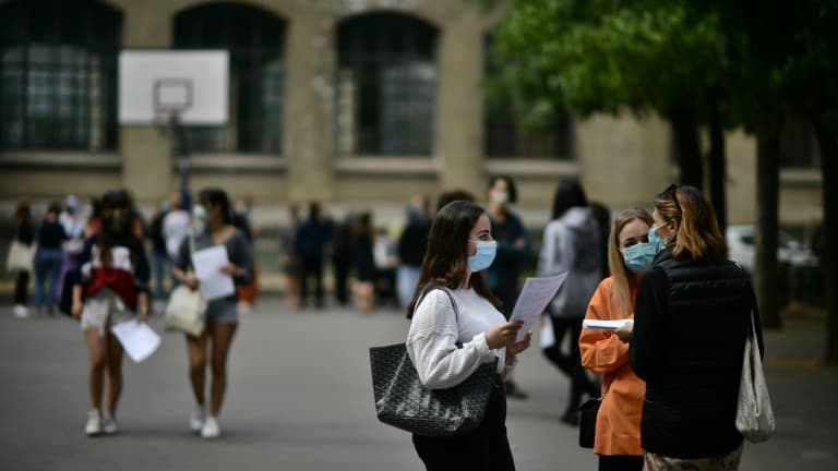 Des élèves masqués dans la cour du lycée La-Fontaine à Paris, le 7 juillet 2020, jour des résultats du bac