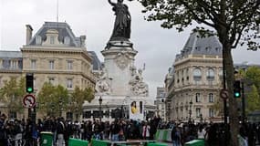 Place de la République à Paris mardi où des centaines de jeunes ont bloqué la circulation avec des poubelles. Les violences se sont multipliées en marge des manifestations de lycéens contre la réforme des retraites, sur fond de mobilisation en hausse pour