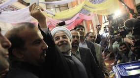 Hassan Rohani dans un bureau de vote à Téhéran, vendredi. Le religieux Hassan Rohani, seul candidat modéré en lice, a remporté dès le premier tour l'élection présidentielle iranienne. /Photo prise le 14 juin 2013/REUTERS/Yalda Moayeri