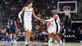 Victor Wembanyama et Chris Paul lors du match de pré-saison entre les San Antonio Spurs et le Orlando Magic - le 09/10/2024