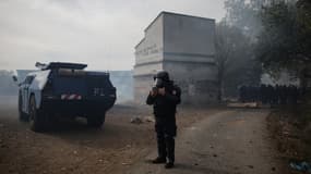 Un gendarme lors de l'évacuation de la ZAD installée par les opposants au projet d'autoroute A69 entre Toulouse et Castres, le 22 octobre 2023.