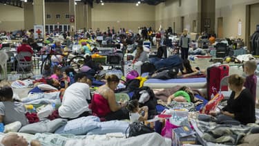 Des personnes se réfugient dans des refuges à Miami, en Floride, avant le passage de l'ouragan Irma, le 8 septembre 2017