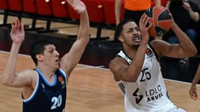L'ailier de Villeurbanne William Howard déborde son vis-à-vis italien d'Alba Berlin, Simone Fontecchio, lors de leur match de l'Euroligue, le 11 mars 2021 à l'Astroballe Arena