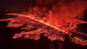 Des volutes de fumée et de la lave lors d'une nouvelle éruption volcanique à la périphérie de la ville évacuée de Grindavik, dans l'ouest de l'Islande, le 16 mars 2024.
