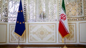 Les drapeaux de l'Union européenne et de l'Iran côte à côte avant une conférence de presse conjointe à Téhéran, en Iran, le 16 avril 2016.