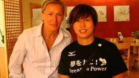 Aux côtés de Frédérique Jossinet, Yuka Nishida porte le T-shirt « Dream is Power » dont le produit de la vente ira aux sinistrés du 11 mars