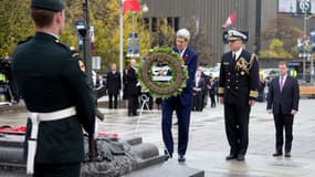 Le secrétaire d'Etat américain rend hommage au soldat canadien Nathan Cirillo, sur les lieux de la fusillade à Ottawa, le 28 octobre. 