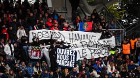Des supporteurs du PSG dans les tribunes du stade Auguste Delaune de Reims pour le match de Ligue 1 du Stade de Reims contre Montpellier