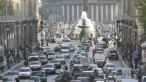 Près de la place de la Concorde, à Paris. Le gouvernement français entend limiter la pollution automobile dans les centres des grandes villes en favorisant l'interdiction d'accès à certains véhicules comme les poids lourds ou les voitures anciennes. La mi
