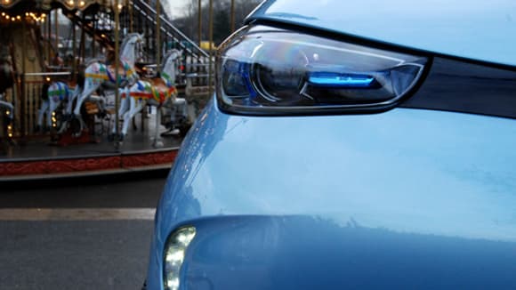 On peut suivre quand on recharge la batterie grâce à l'énergie du freinage. On peut suivre quand on recharge la batterie grâce à l'énergie du freinage.