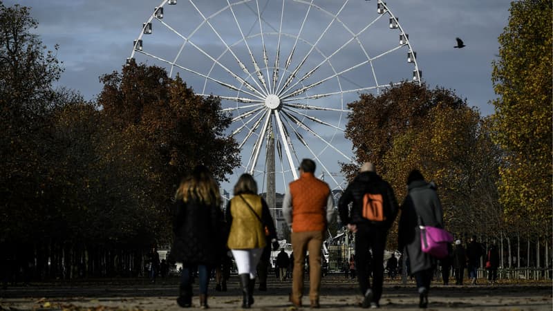 La mairie de Paris va réfléchir à un autre emplacement pour une roue touristique.