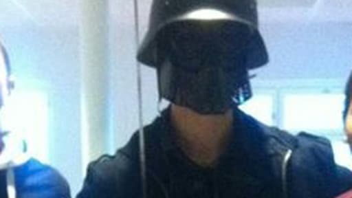 Cette photo, fournie à l'AFP par un élève, montre l'homme masqué et armé d'un sabre, juste avant son attaque dans une école suédoise à Trollhättan, le 22 octobre 2015 Cette photo, fournie à l'AFP par un élève, montre l'homme masqué et armé d'un sabre, juste avant son attaque dans une école suédoise à Trollhättan, le 22 octobre 2015