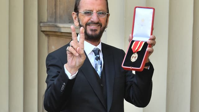 Ringo Starr avec sa médaille à Buckingham Palace, le 20 mars 2018
