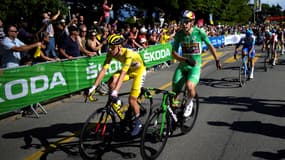 Wout van Aert (à droite) et Tadej Pogacar (à gauche) après la 8e étape du Tour de France 2022 à Lausanne. 
