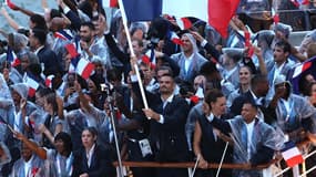 Florent Manaudou porte-drapeau de la délégation française, sur le bateau qui défile sur la Seine, cérémonie d'ouverture des JO, 26 juillet 2024