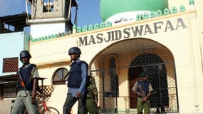 Des policiers kényans patrouillent devant une mosquée de Mombasa, le 19 novembre, au cours d'un raid contre des islamistes shebab.