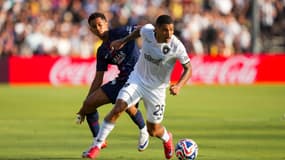Allan devance Senny Mayulu lors du match Botafogo-PSG (1-0, Coupe du monde des clubs), le 19 juin 2025