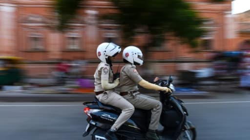 Des policières d'une unité spéciale uniquement composée de femmes patrouillent le 14 juin 2017 dans la ville de Jaipur (nord-ouest de l'Inde) pour lutter contre les violences faites aux femmes Des policières d'une unité spéciale uniquement composée de femmes patrouillent le 14 juin 2017 dans la ville de Jaipur (nord-ouest de l'Inde) pour lutter contre les violences faites aux femmes