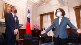 Raphaël Glucksmann rencontre la présidente taïwanaise Tsai Ing-wen, le 4 novembre.