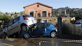 Voitures encastrées après des inondations à Biot en Provence-Alpes-Côte d'Azur le 4 octobre 2015.