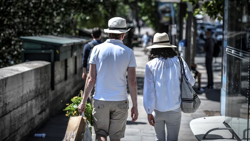 Des Parisiens profitent du soleil sur les quais de Seine, le 23 juin 2020.