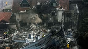 Les secours interviennent sur les lieux d'un crash d'avion mortel à Gramado au Brésil, le 22 décembre 2024