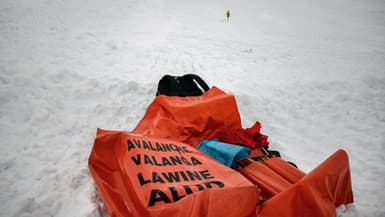 Un sac de secours contenant du matériel d'urgence en cas d'avalanche, dans la station des Deux Alpes le 20 décembre 2023.
