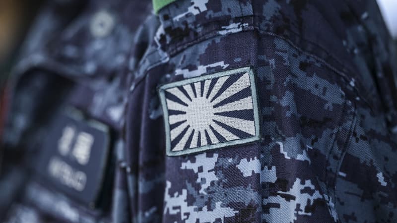 Un membre de l'équipage à bord d'un navire des Forces japonaises d'autodéfense lors d'un exercice militaire le 31 janvier 2024