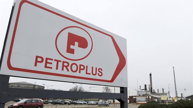 Le raffineur suisse Petroplus annonce mardi qu'il va se déclarer insolvable après un défaut sur ses obligations et autres emprunts convertibles pour un montant de 1,75 milliard de dollars. /Photo prise le 20 janvier 2012/REUTERS/Laurent Dubrule