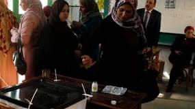Les Egyptiens ont afflué samedi dans les bureaux de vote pour le référendum sur un projet de Constitution vivement dénoncé par l'opposition, qui accuse les islamistes de vouloir imposer un carcan religieux au pays, près de deux ans après la chute d'Hosni